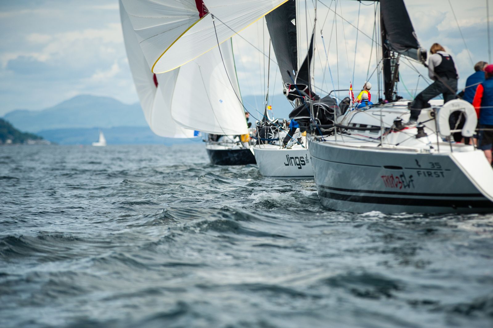 Tripulação em ação durante regata