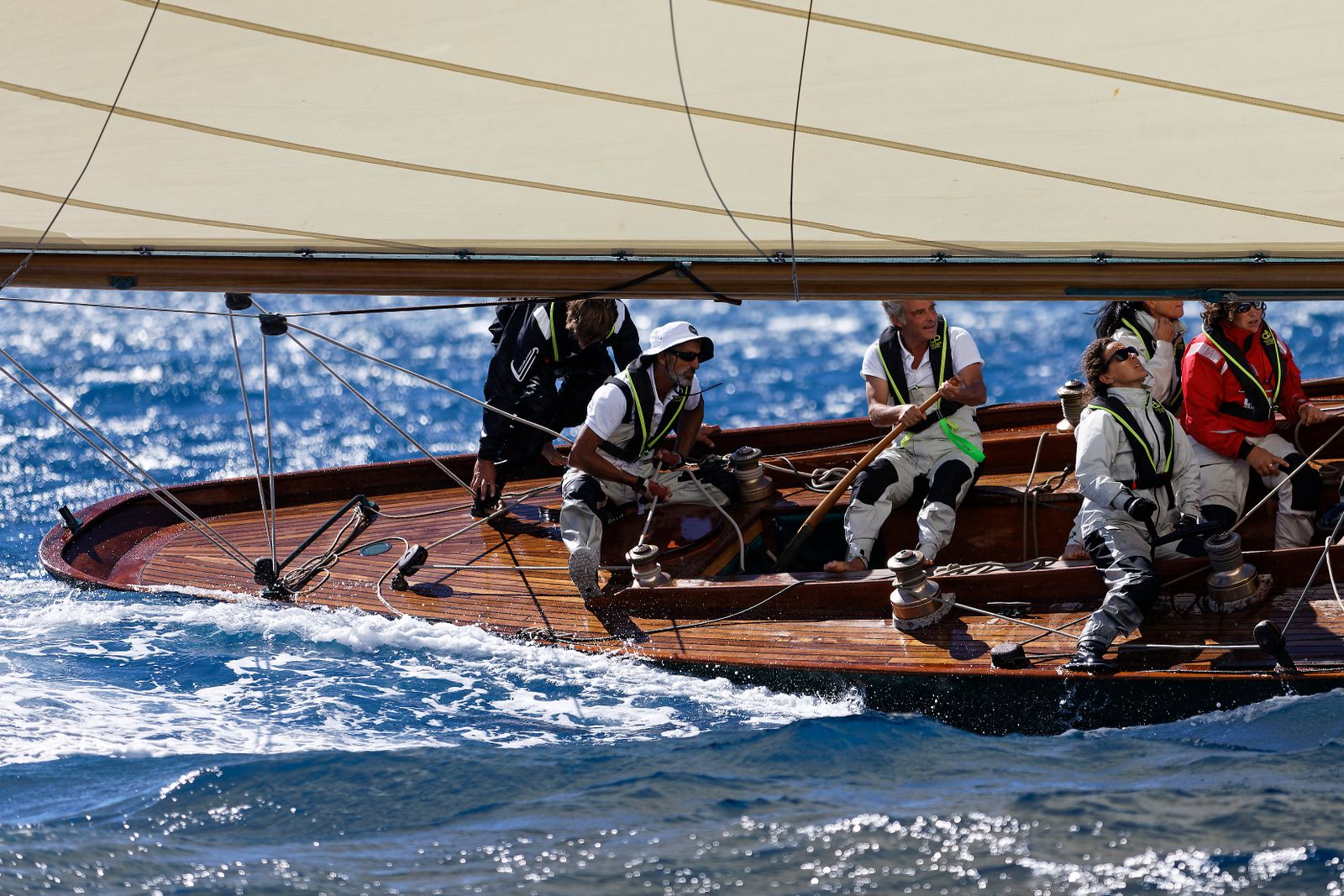 Tripulação a bordo de veleiro clássico de madeira